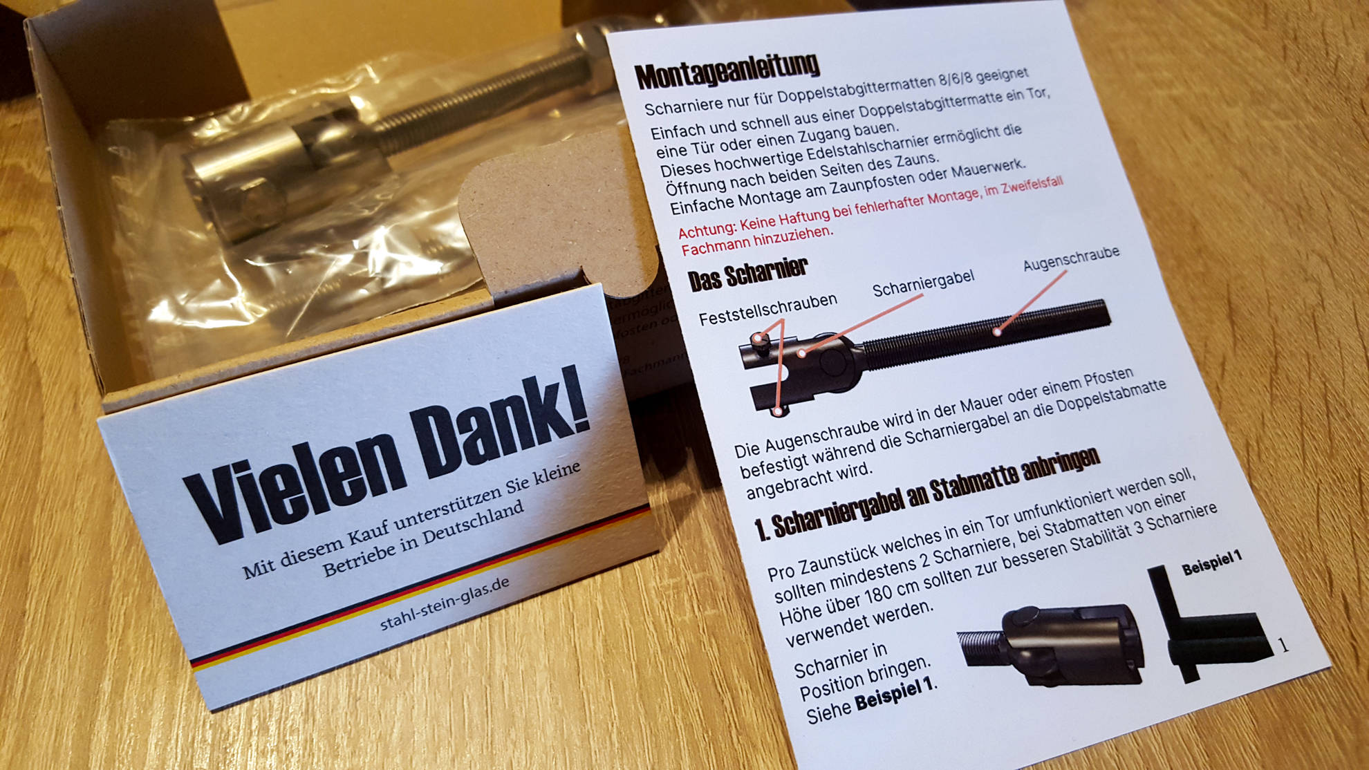 Die Verpackung des Scharniers ist ein bedruckter Karton mit beiliegender mehrseitiger Anwendungsbeschreibung sowie einem kleinen Dankeschön-Kärtchen in Visitenkarten-Format